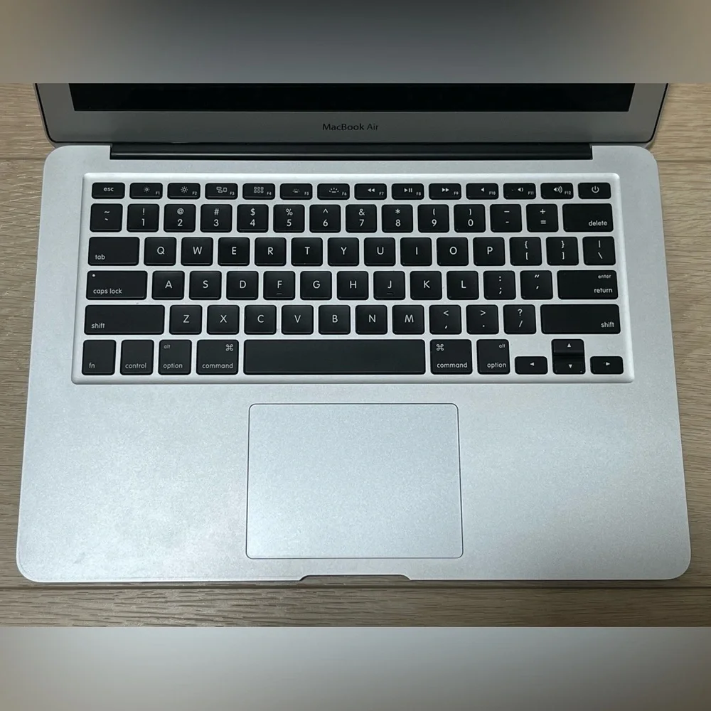 Apple MacBook Air (13-inch, Early 2015) - Silver